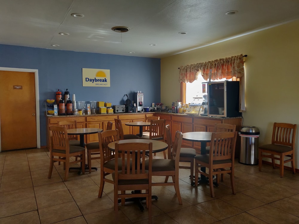 Days Inn & Suites by Wyndham Santa Rosa 18/30