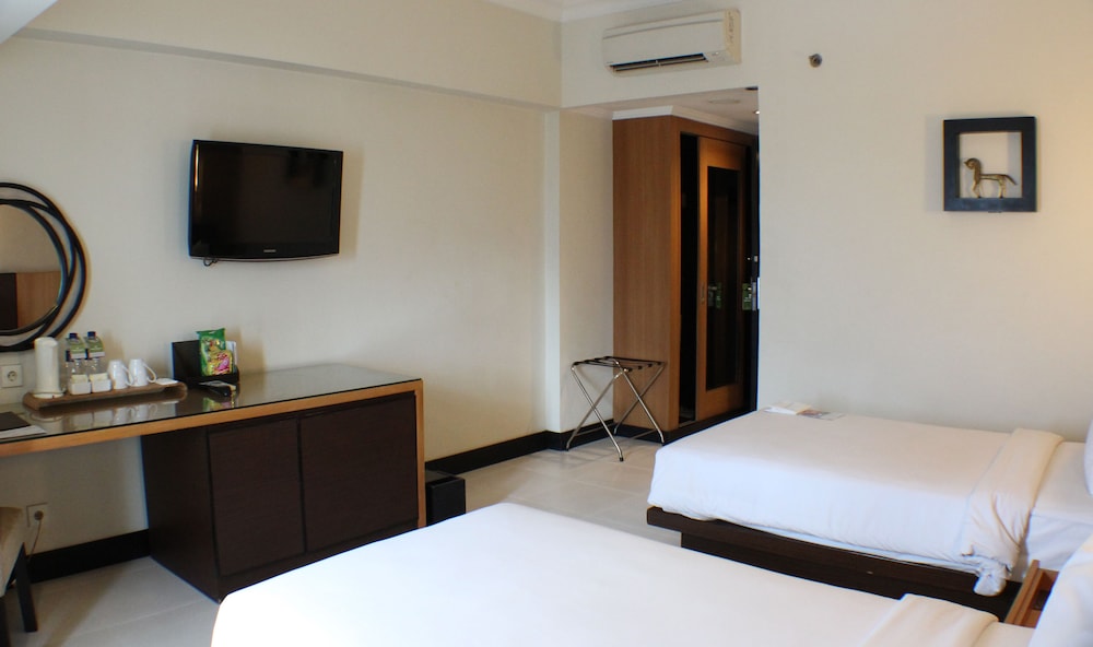 Hotel Santika Pandegiling 7/55