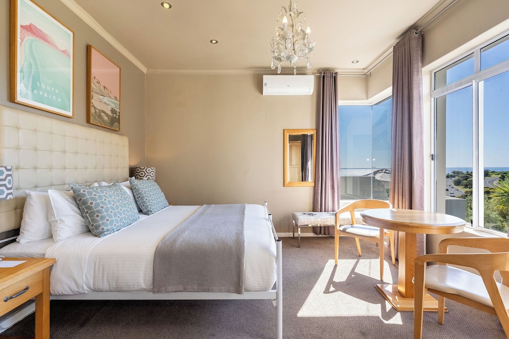 3 Bedrooms, Sky, Family Suite, 1 King and 1 Single Beds