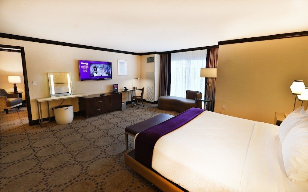 COASTAL, TOWER, SUITE, KING BED, CORNER