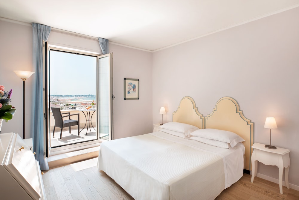 Sina Astor Hotel 14/80