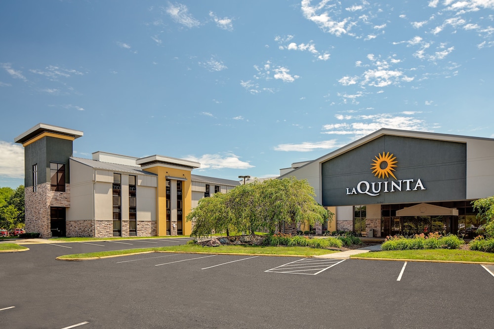 La Quinta Inn & Suites by Wyndham Detroit Metro Airport 2/55
