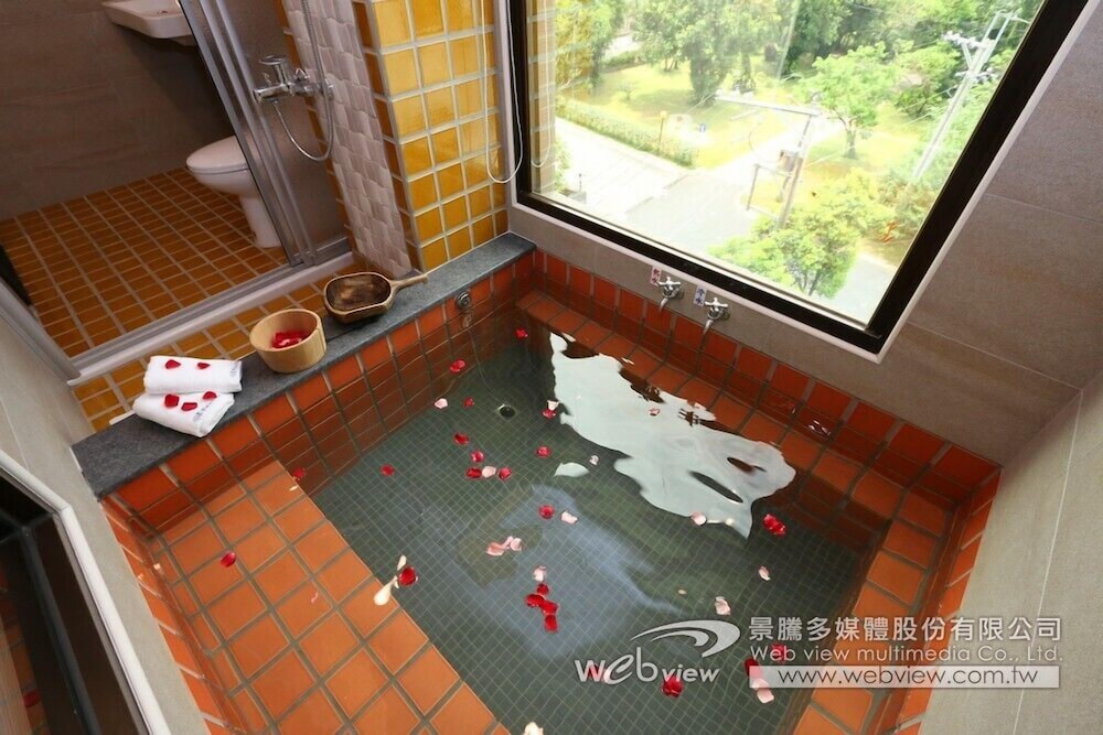 Ruo Shui Hotspring Hotel 46/62