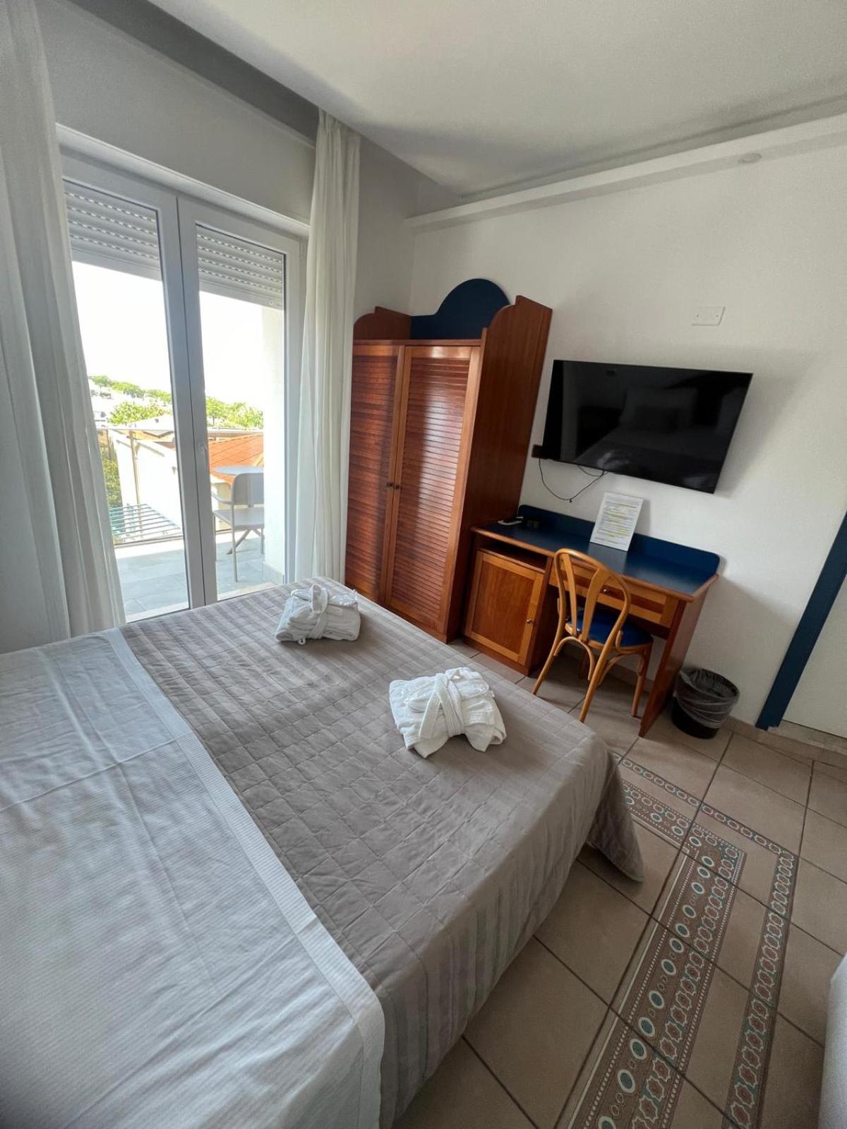 Deluxe, Double Bed, Lateral Side Sea View