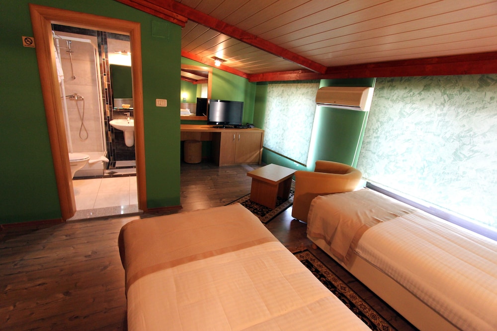 Hotel Lirak 25/50