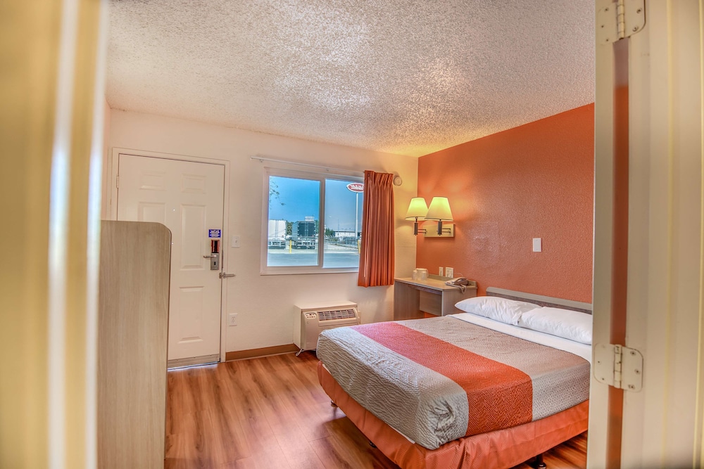 Motel6 Stockton, CA - Charter Way West 11/32