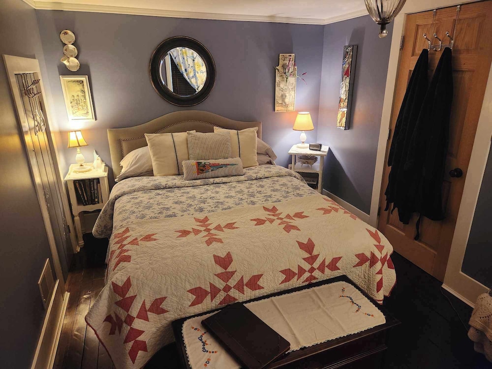 Basic, Queen Bed