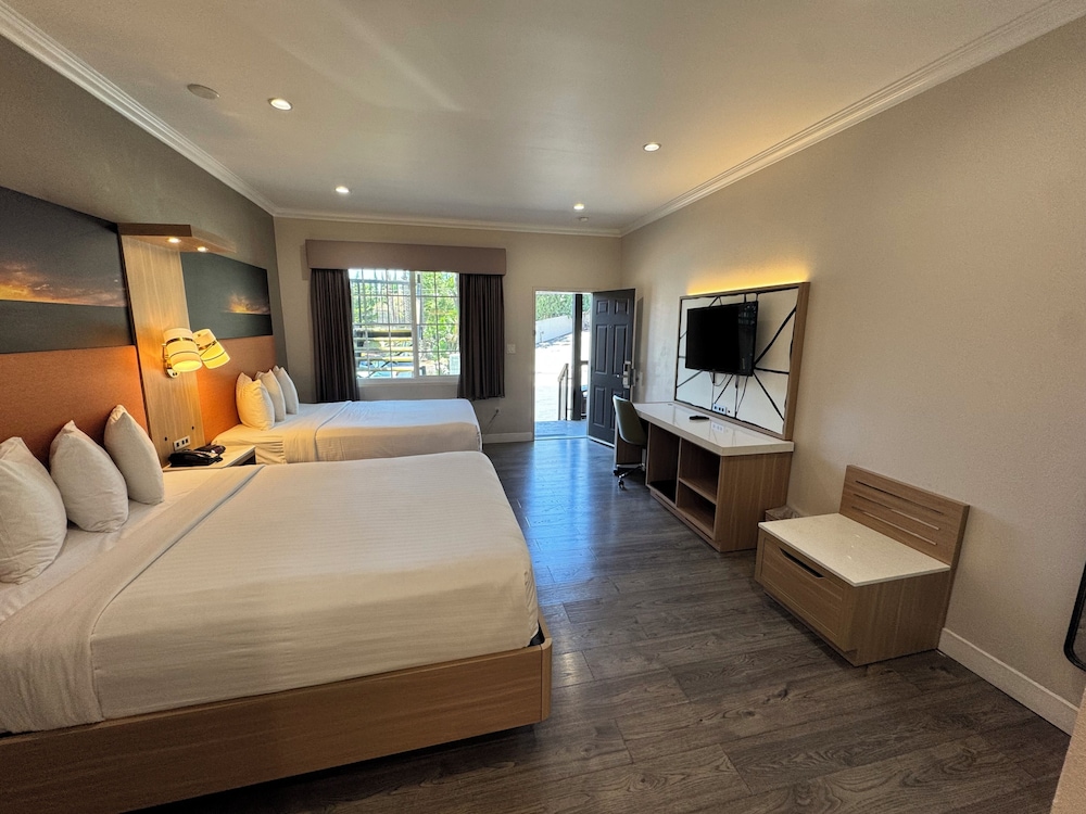 DELUXE, DOUBLE BED