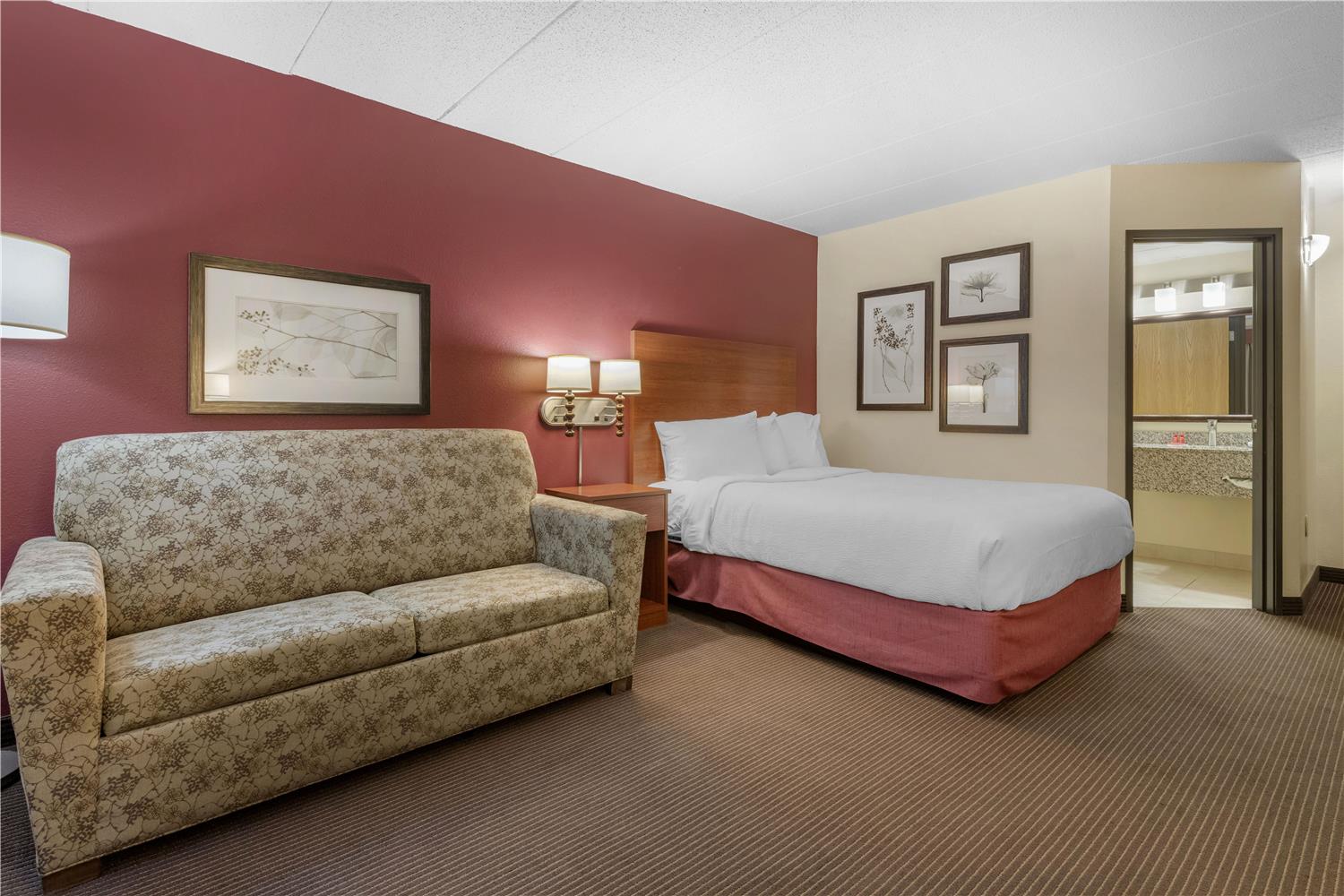غرفة بسرير كوين مع أريكة، SureStay Plus Hotel by Best Western Litchfield 2/3