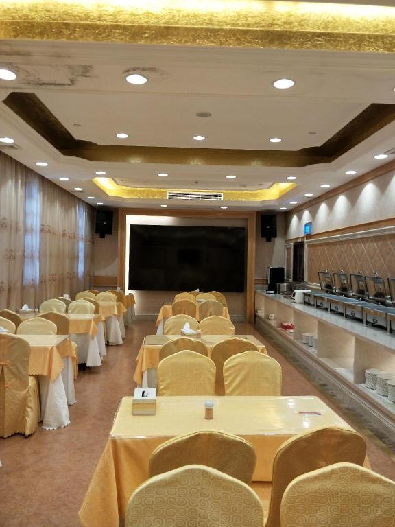 Vienna Hotel (Shenzhen Gushu Metro Station) 44/56