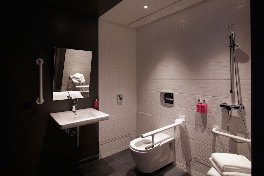 Moxy Athens City 65/66