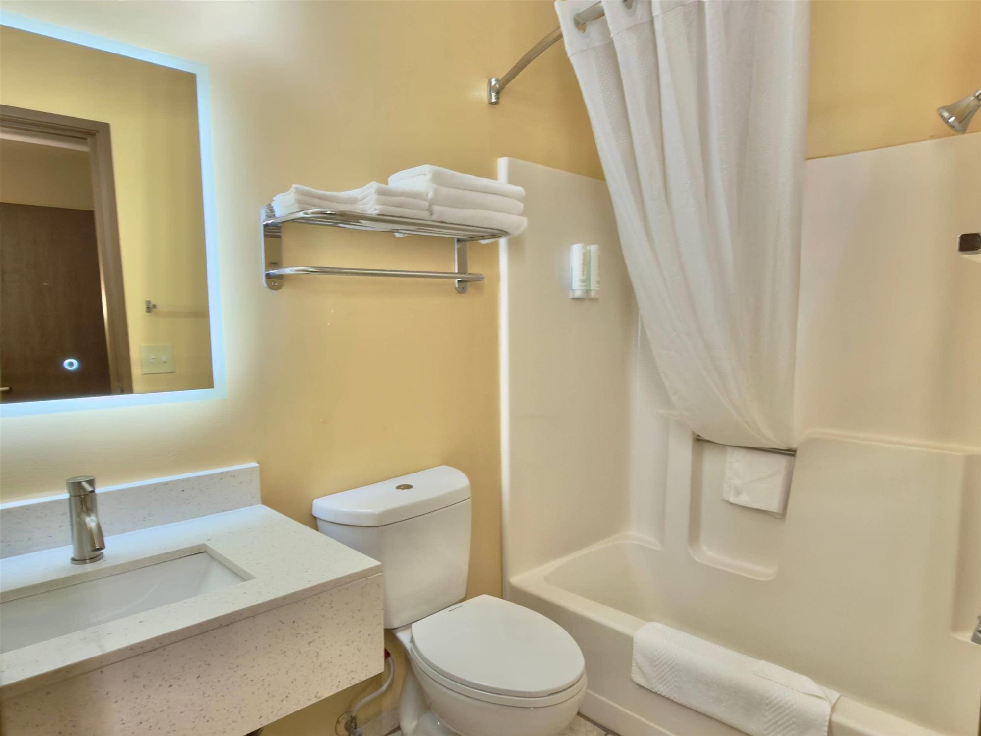 Econo Lodge Lansing Leavenworth 25/26