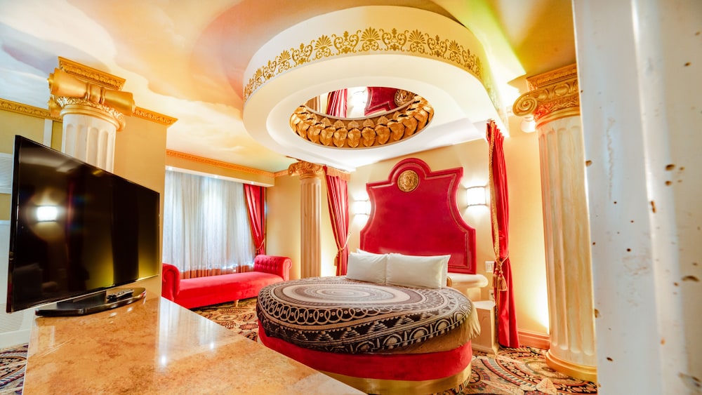 Fantasyland Hotel 11/84