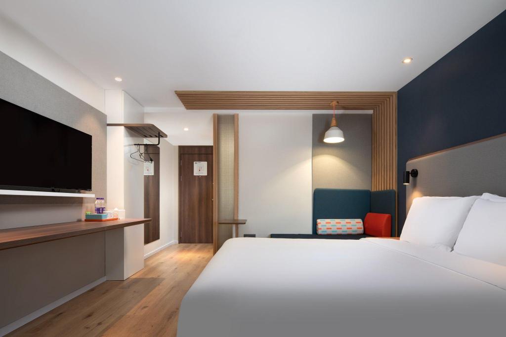 Xtra Space, Standard, King Bed