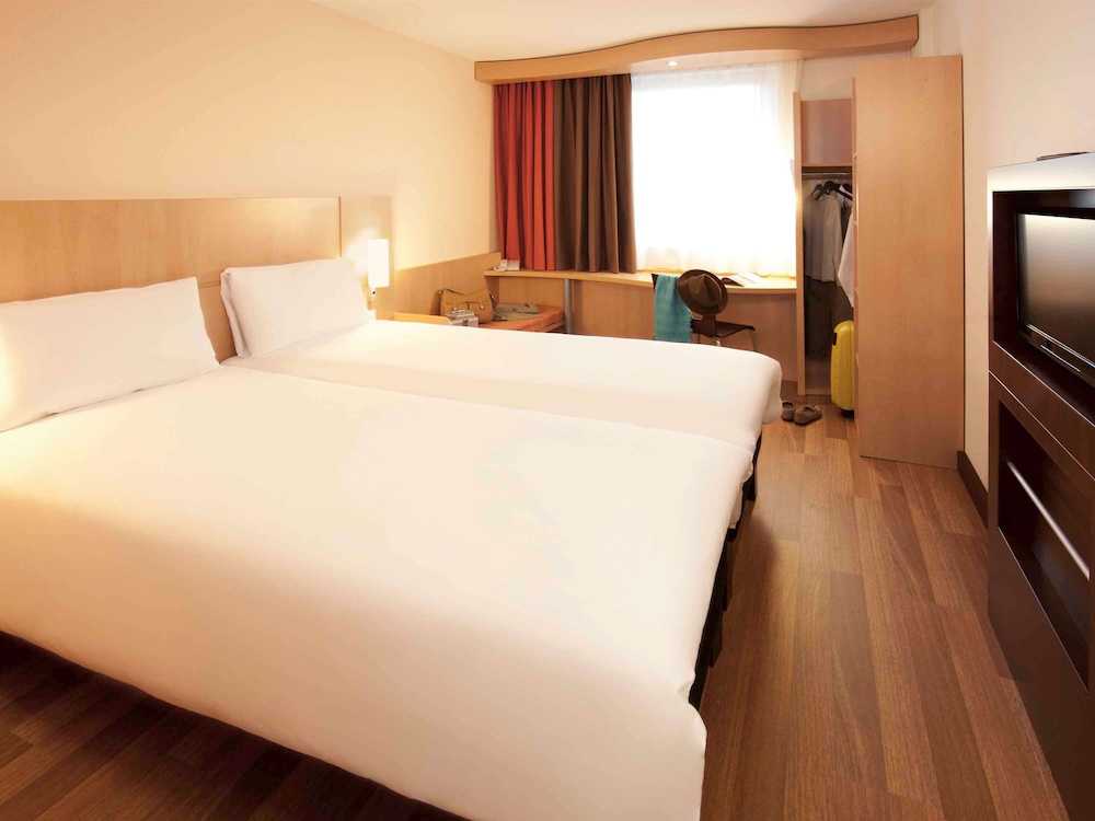 ROOM, TWIN BEDS