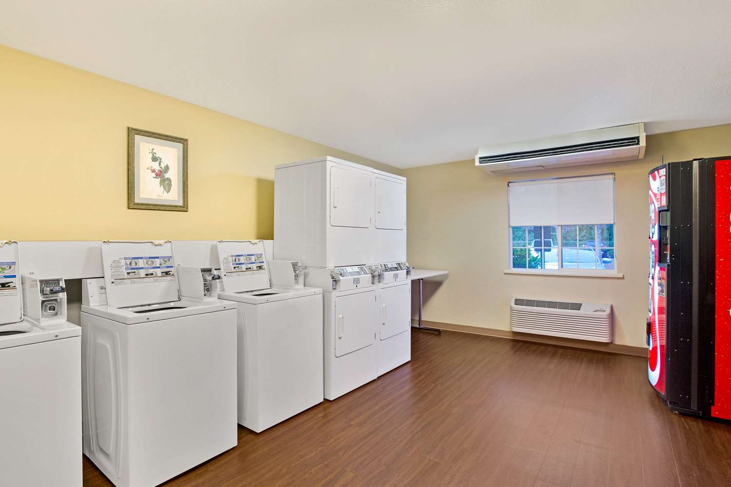 Suburban Studios Charlotte - Executive Park 9/10