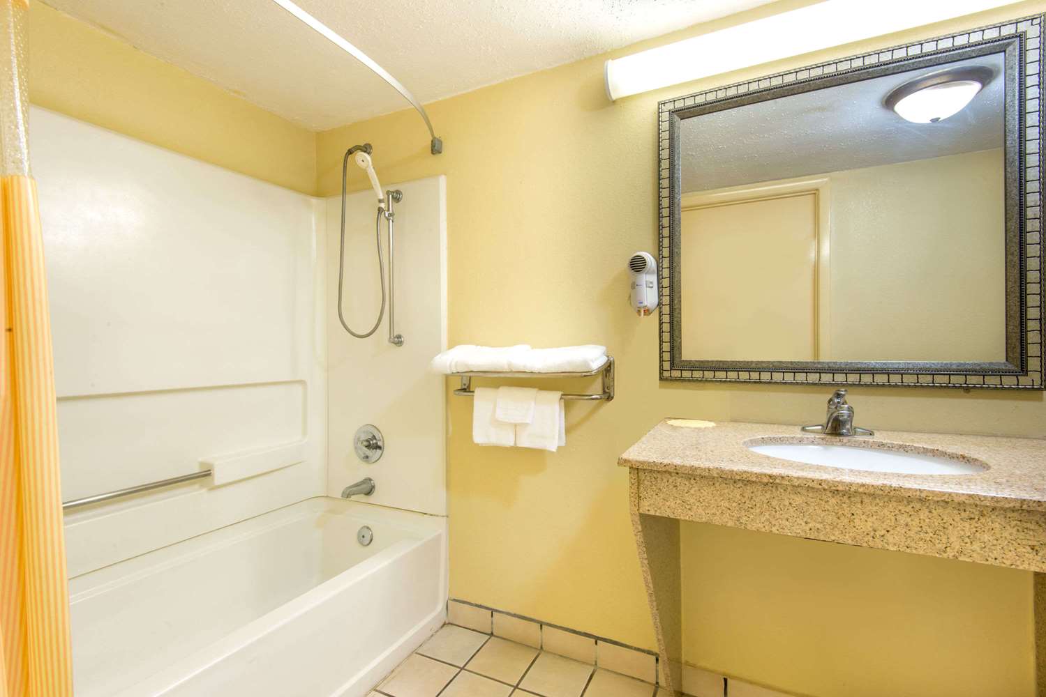 Days Inn by Wyndham Shorter 23/24