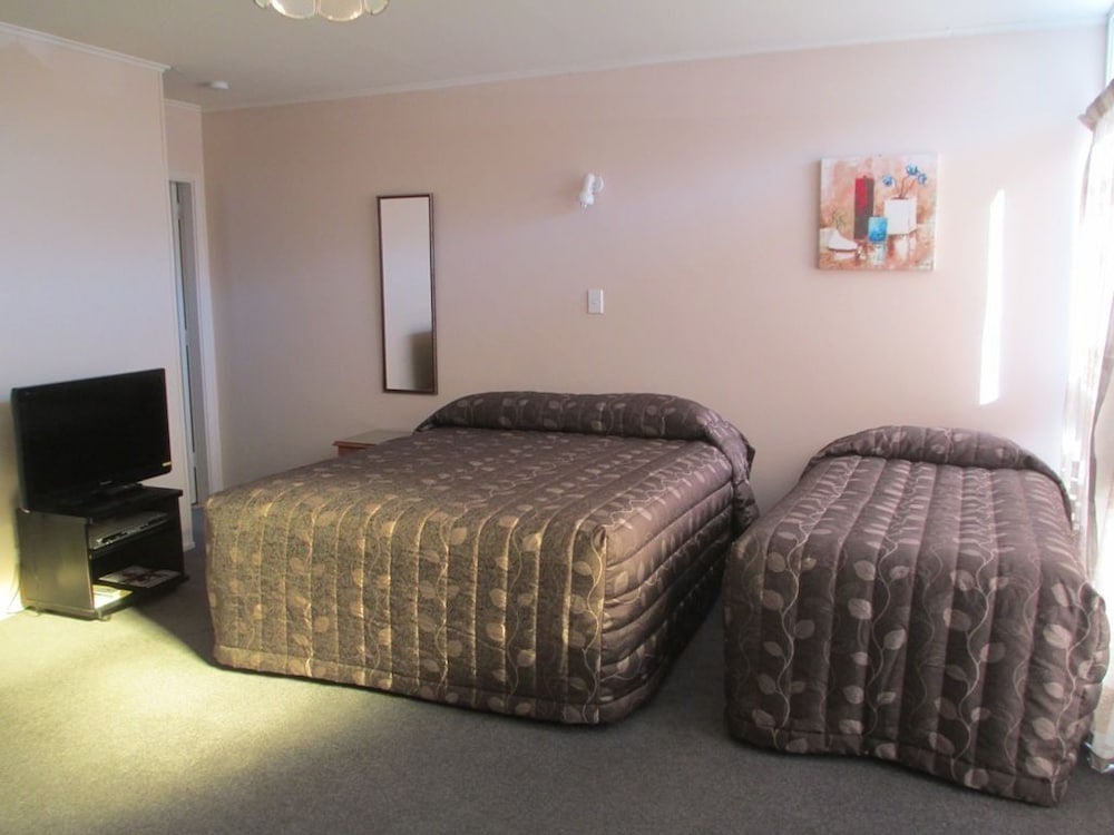 MERIVALE COURT MOTEL 10/30