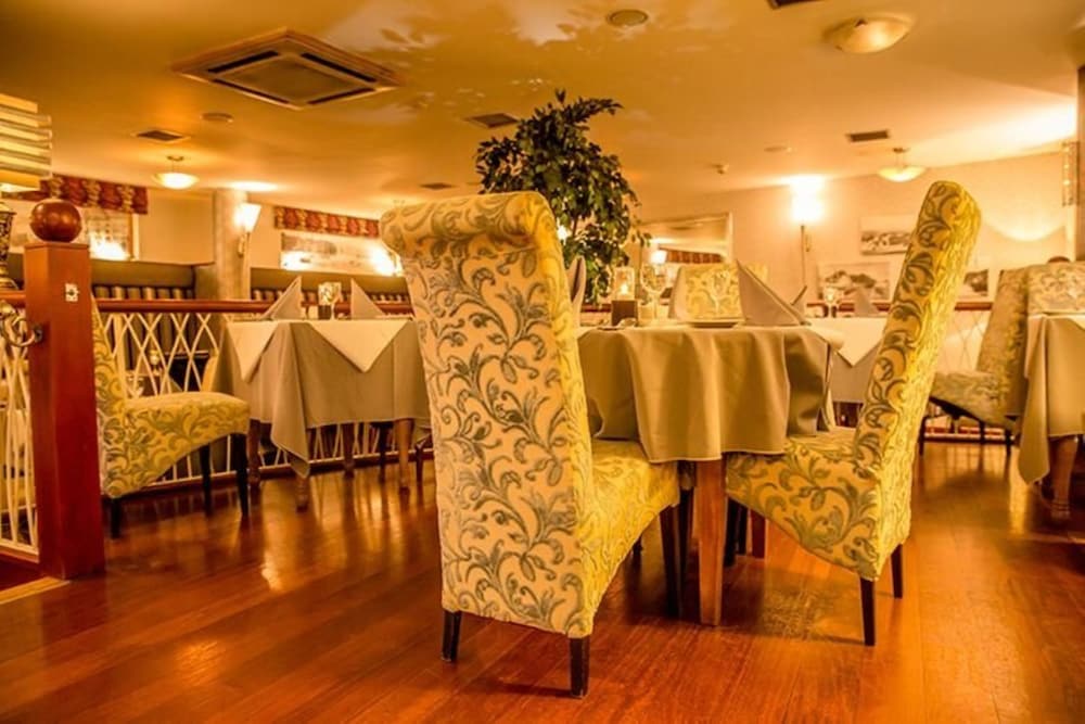 The Central Hotel Donegal 52/64