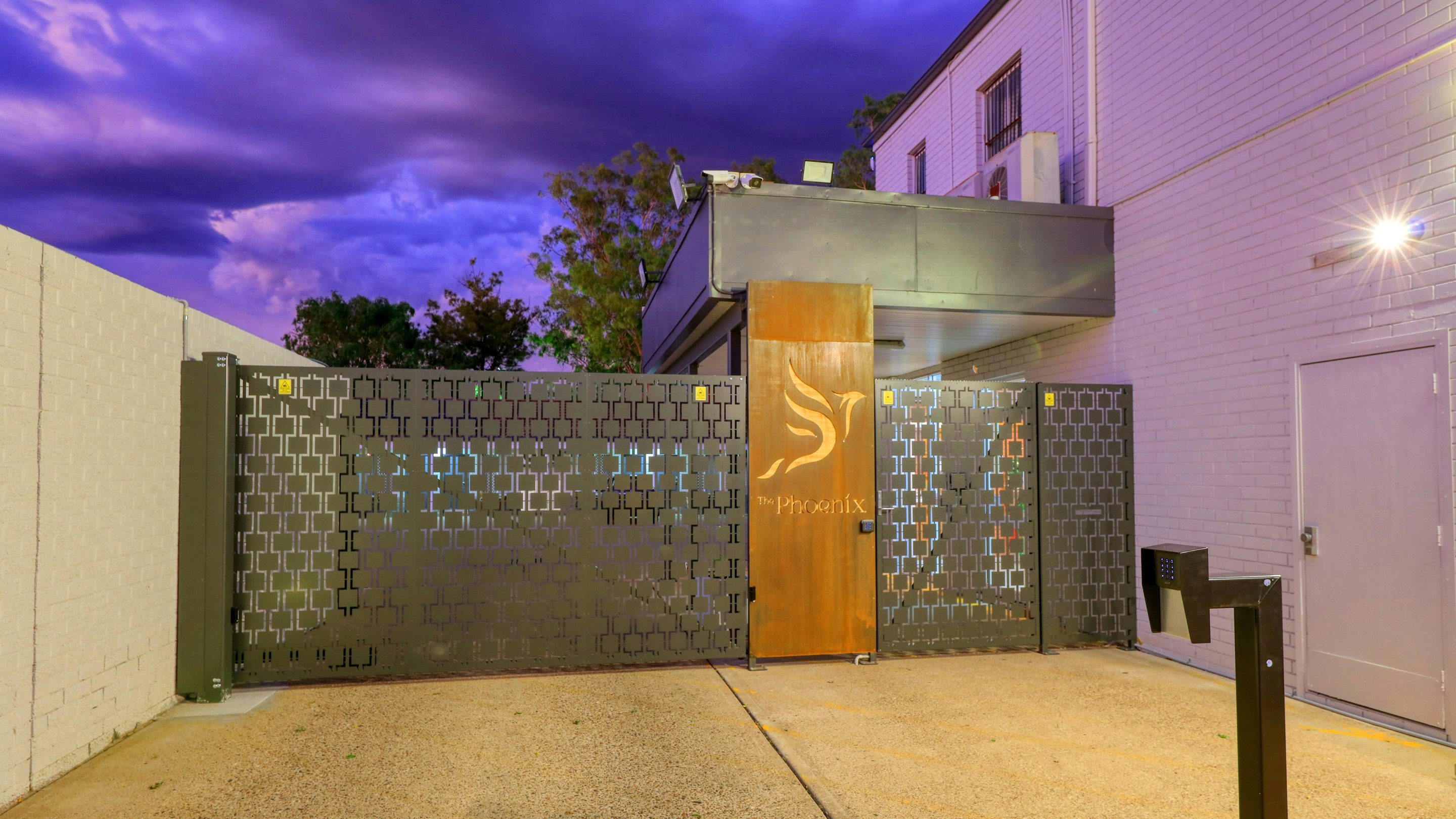 DRAGON &amp; PHOENIX MOTEL 29/37