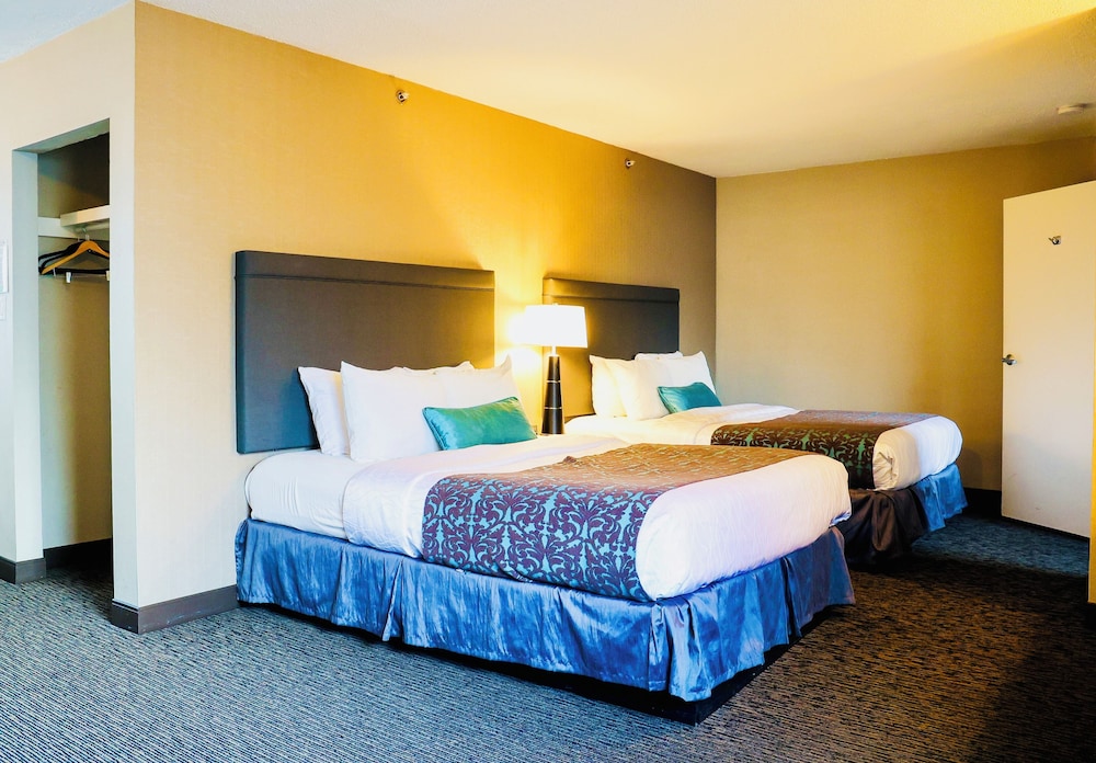 LUXURY, SUITE, 2 QUEEN BEDS, LIVING AND DINING AREAS