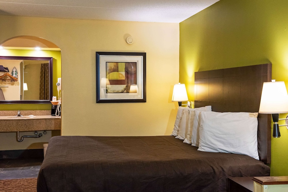 Rodeway Inn & Suites Clarksville near Governors Square Mall 11/22