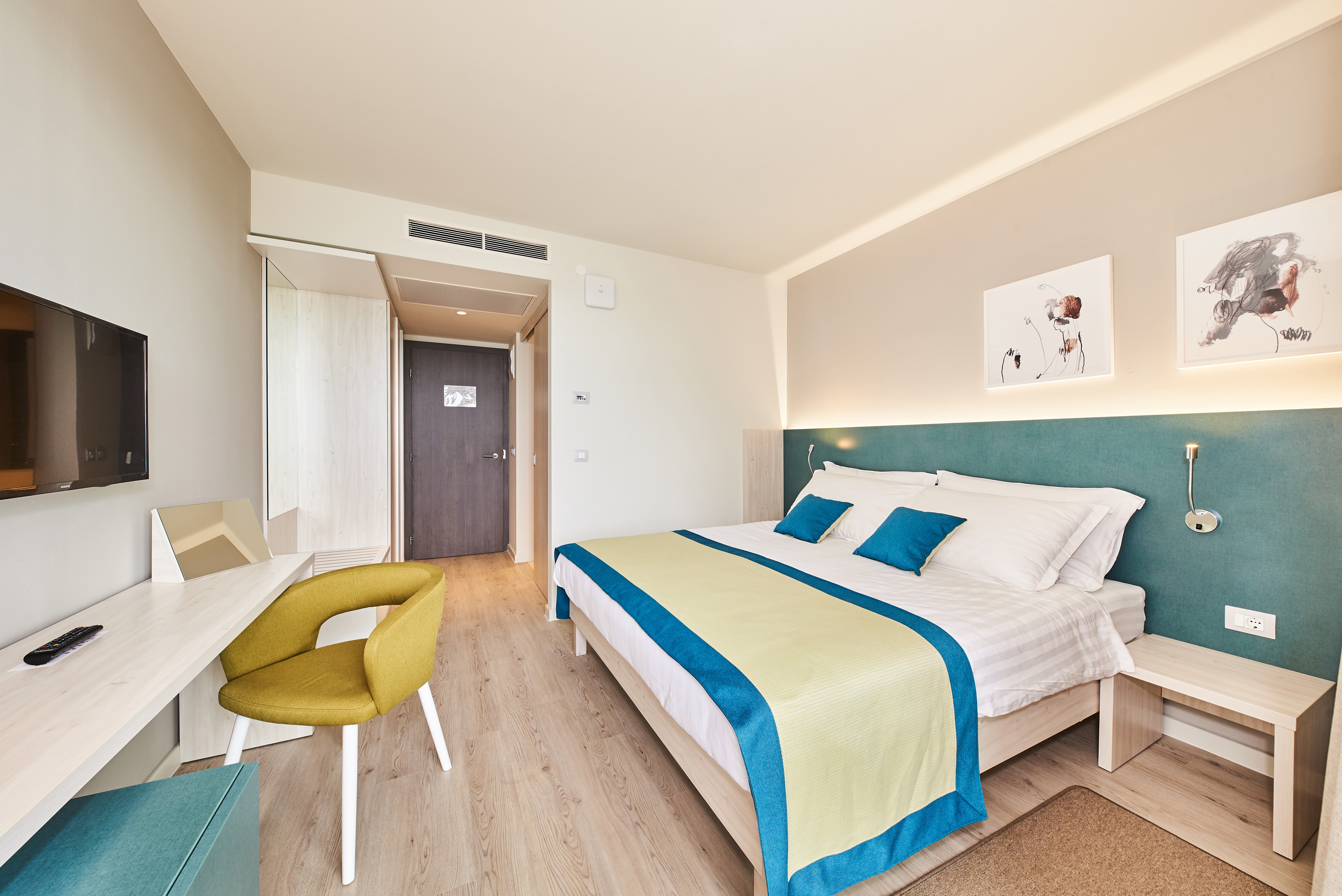 Classic room with balcony sea side