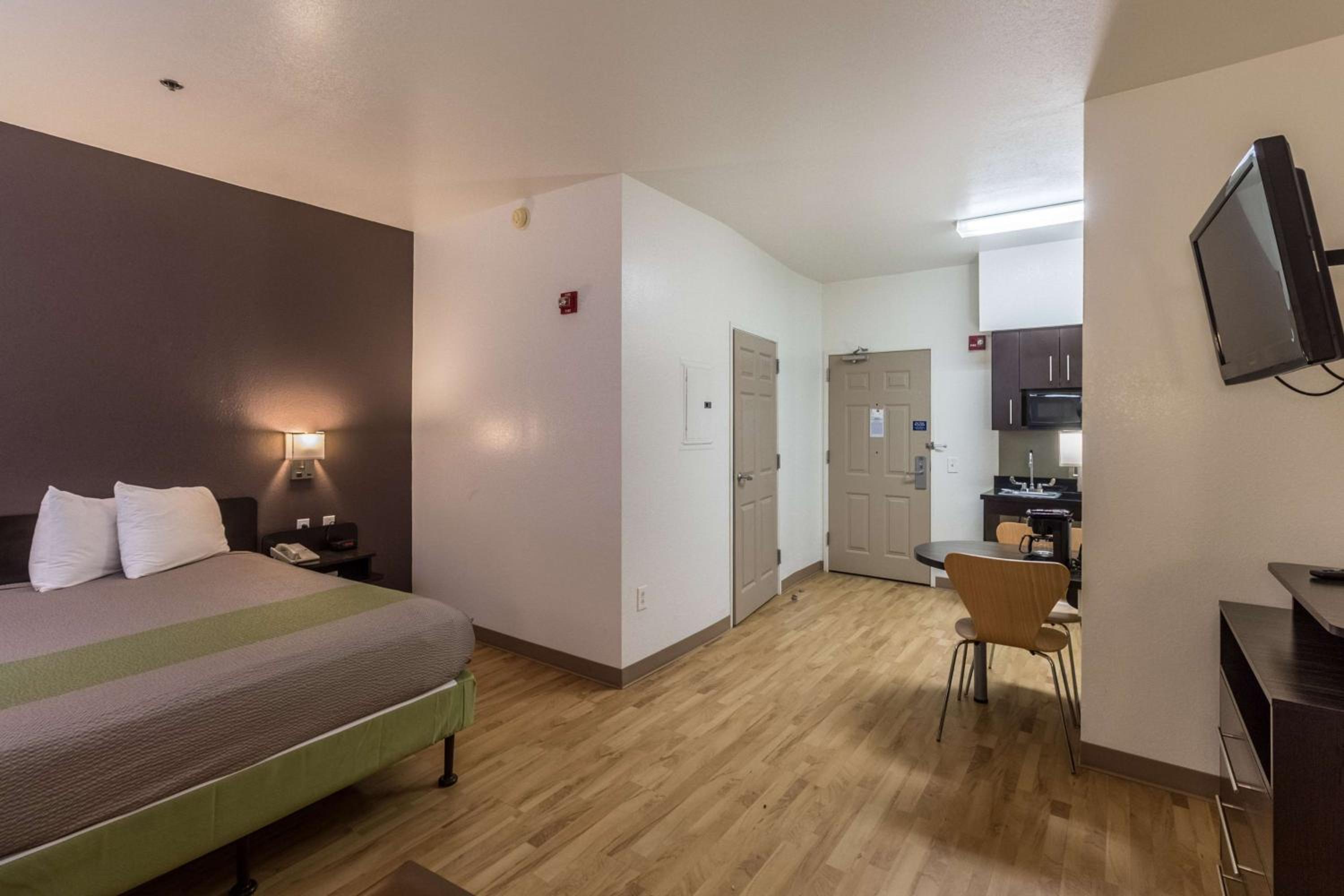 1 Queen Bed Accessible, Nsmk