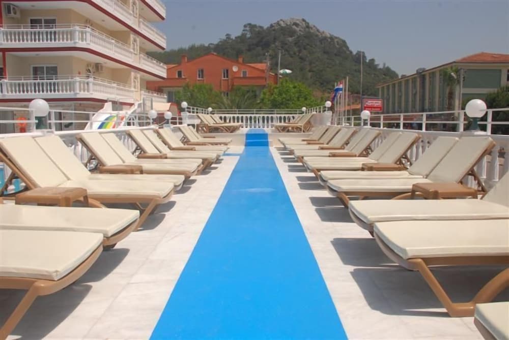 Mustis Royal Plaza Hotel 34/35