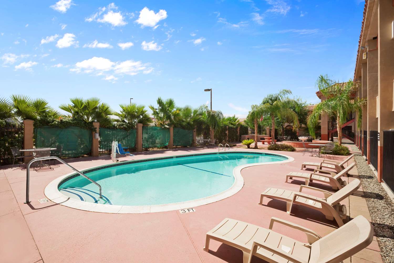 Super 8 By Wyndham Indio 25/28
