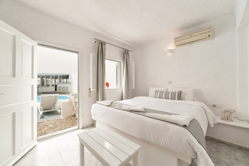 Standard, Queen Bed, Pool Floor