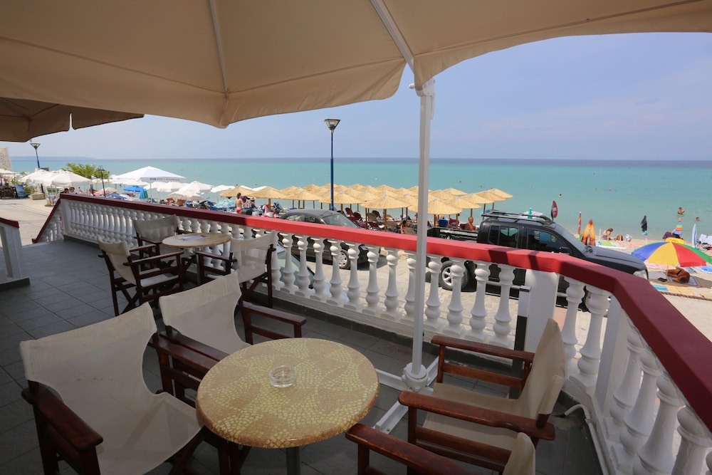 Summer Beach Hotel 30/46