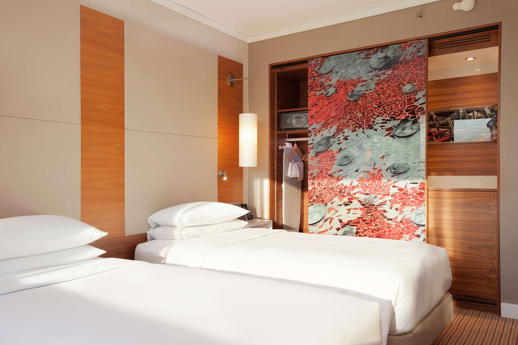 ROOM, TWIN BEDS