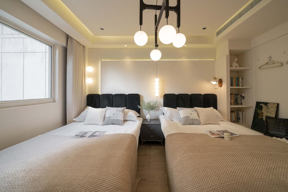 2 Bedrooms, Senior, Apartment, 1 Queen and 2 Double Beds, Bathtub، Book and Bed-People's Square 4/10