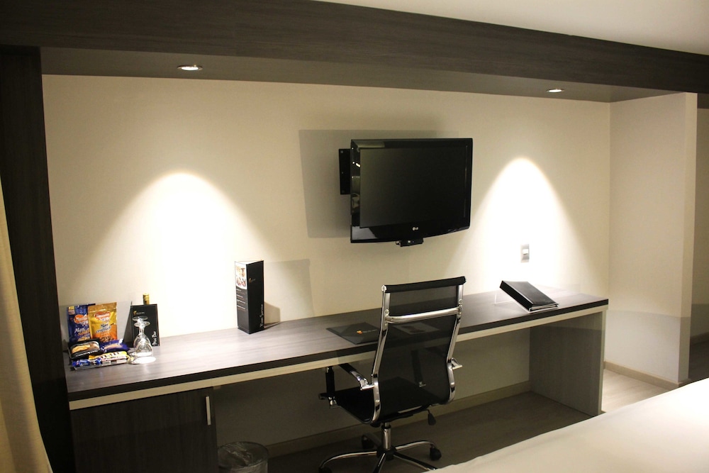 Sol de Oro Hotel And Suites 53/65