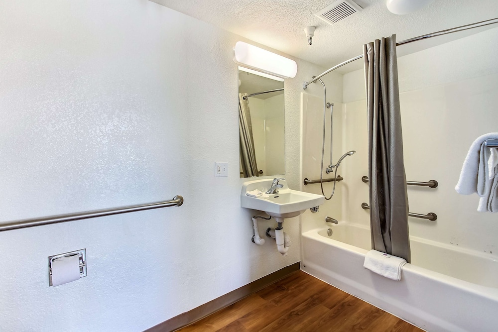 Motel6 Watsonville, CA - Monterey Area 62/64