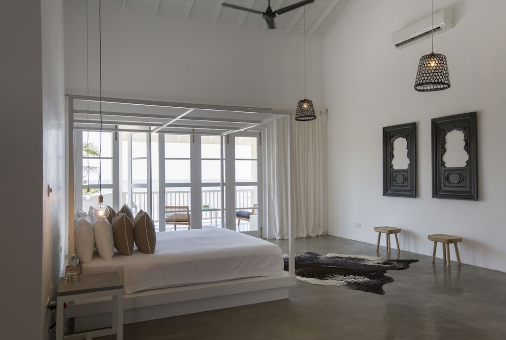 Suite, King Bed, Pool and Sea View