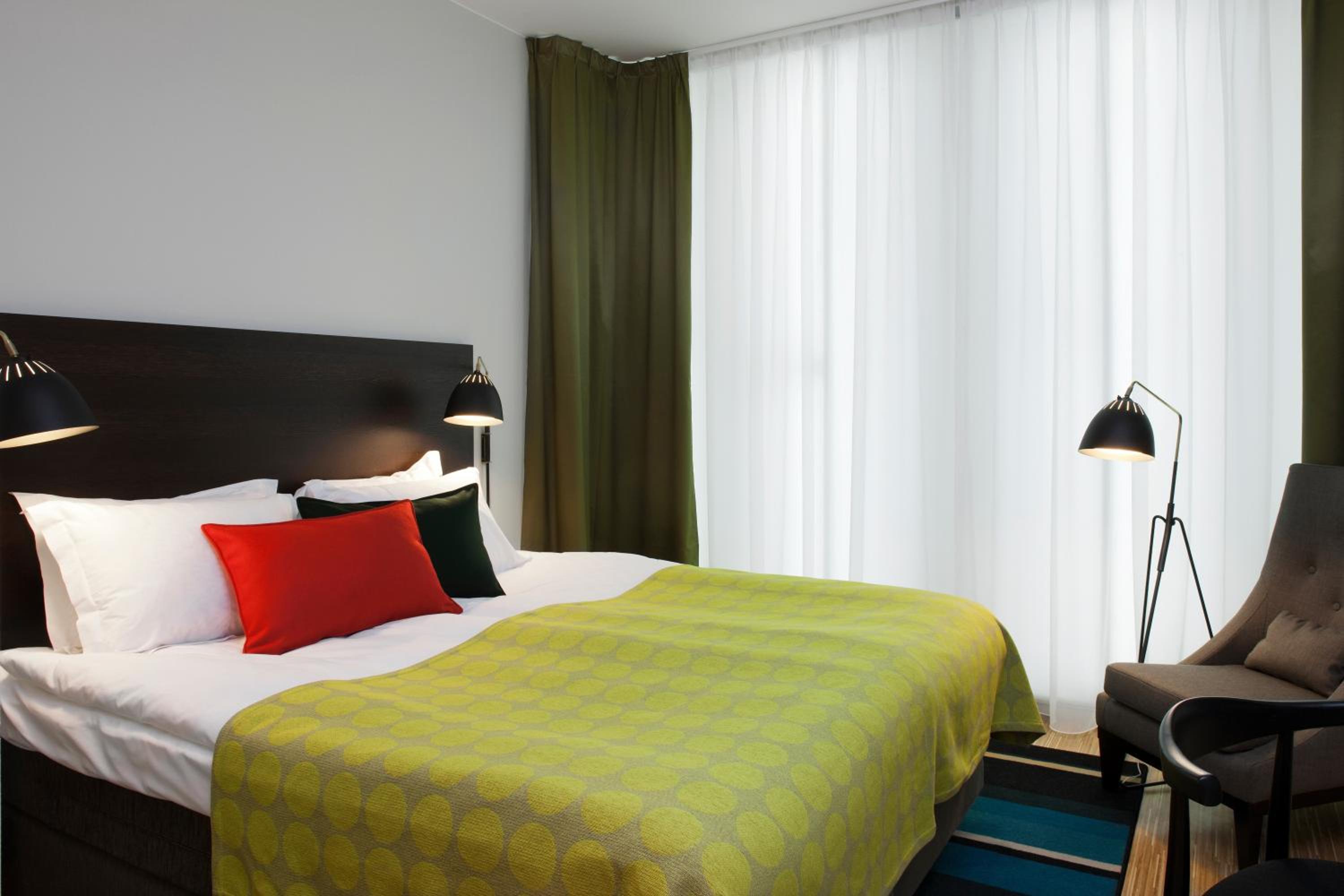 Standard, Queen Bed, No Window