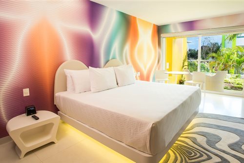 غرفة بسرير مزدوج أو سريرين منفصلين بإطلالة على المسبح