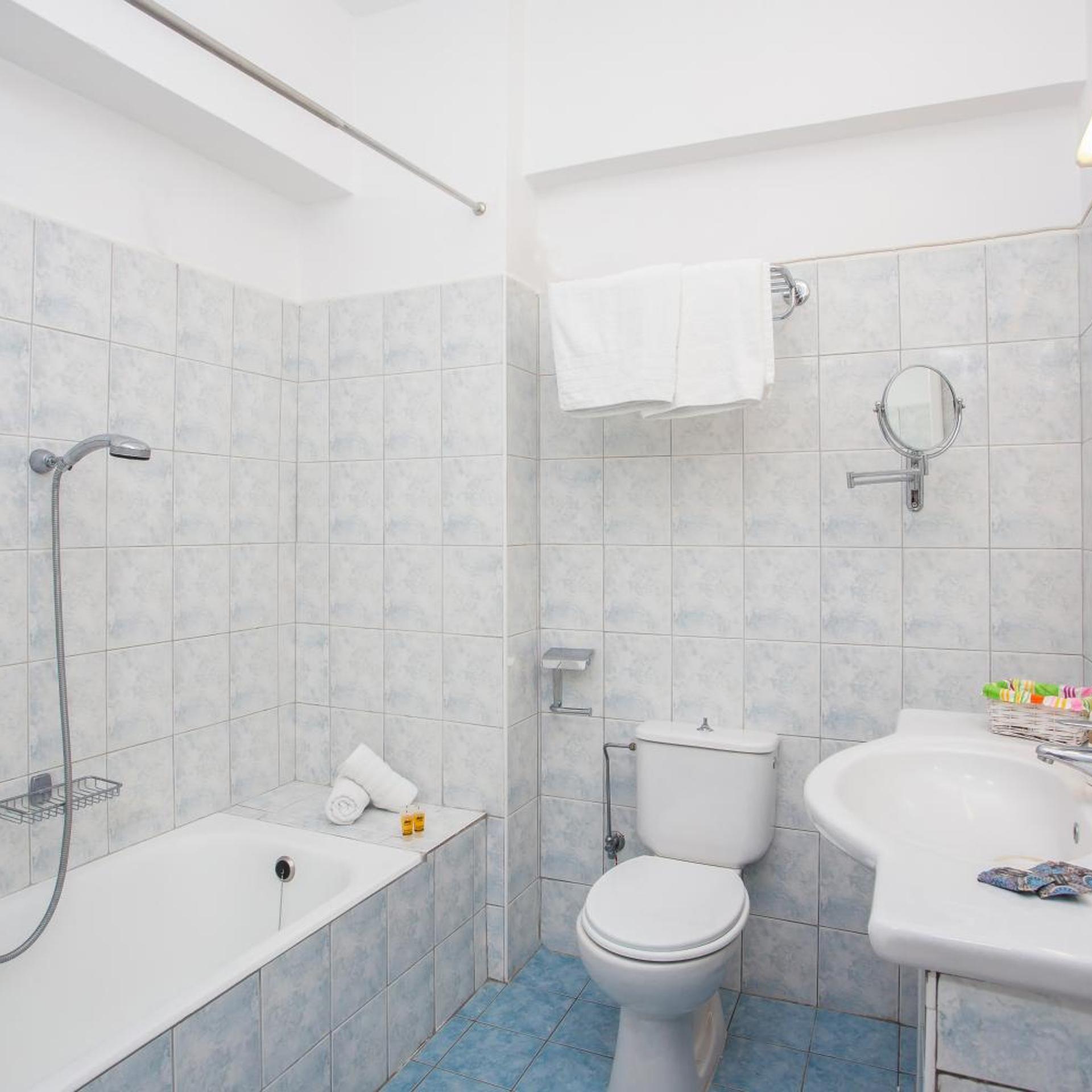 ROOM, DOUBLE OR TWIN BED