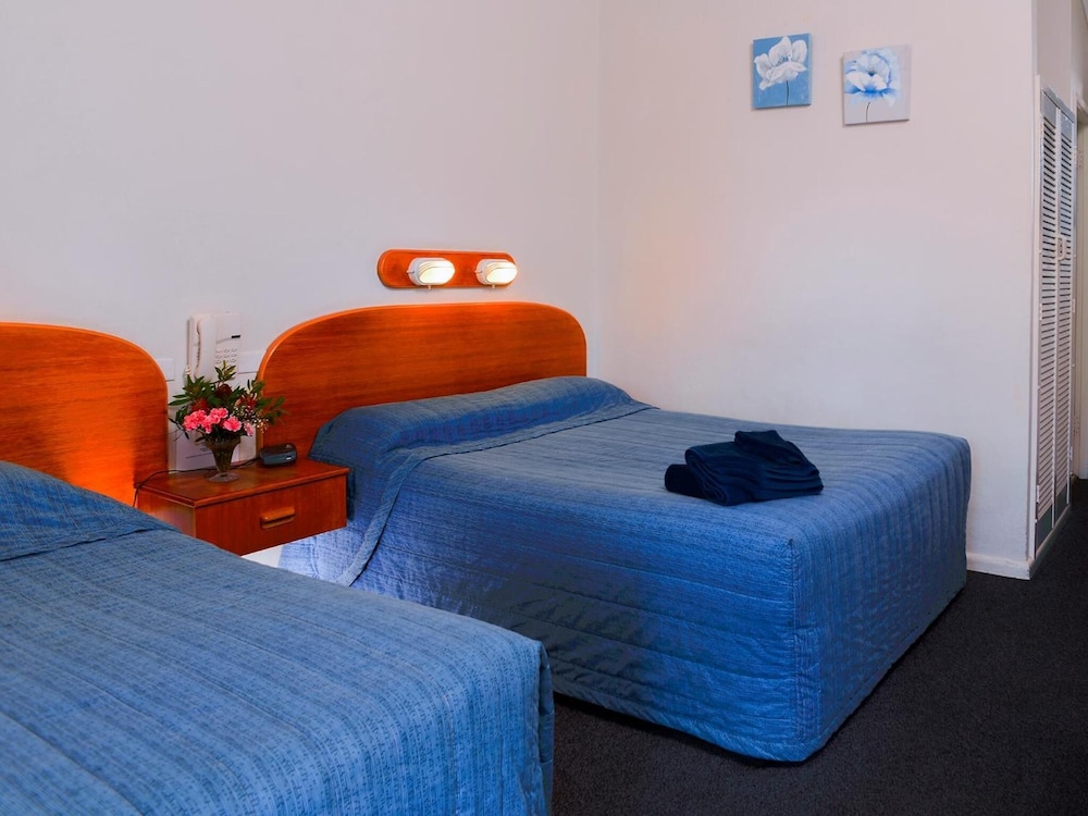 REST POINT MOTOR INN 14/58