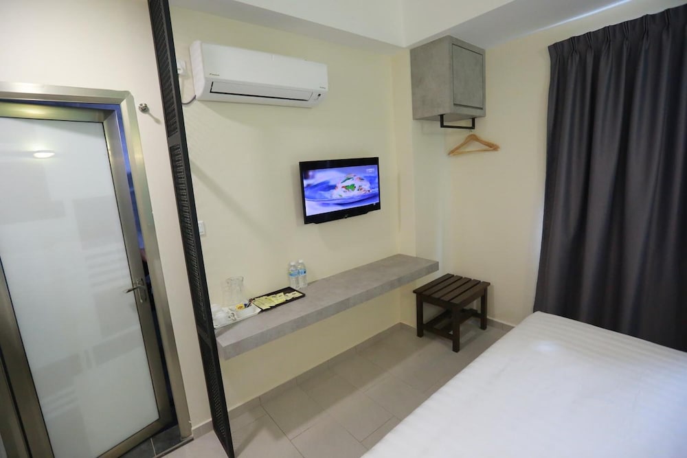 Pantai Regal Hotel 48/50