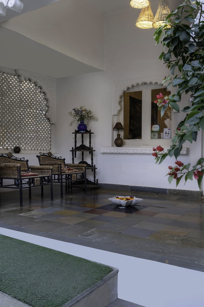 Hibiscus Guest House 41/47
