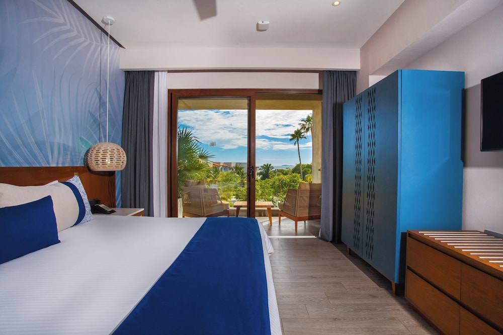 Lush, King Bed, Garden View