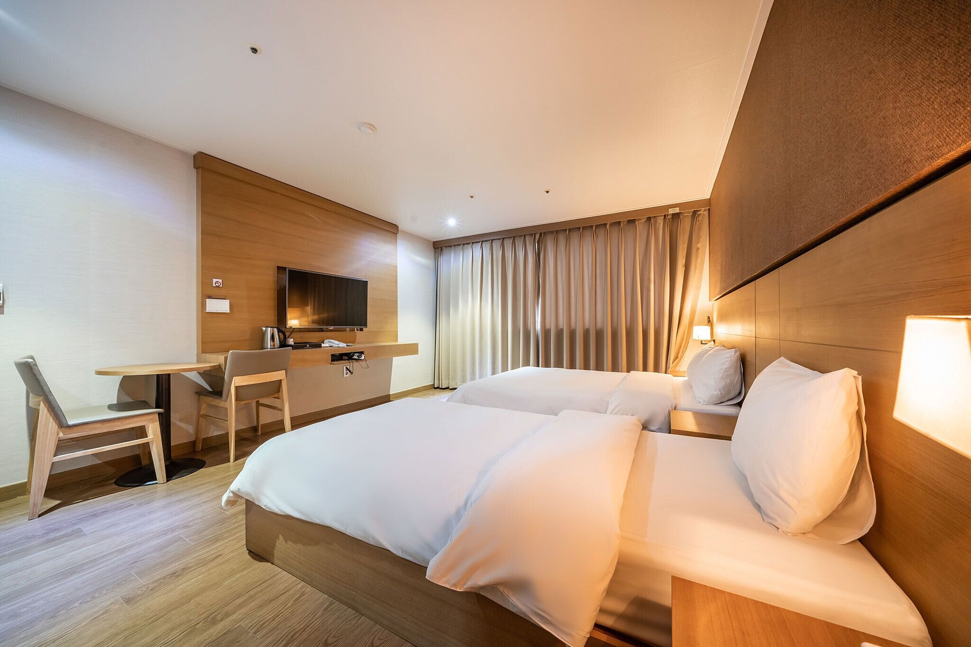 DELUXE, TWIN BEDS