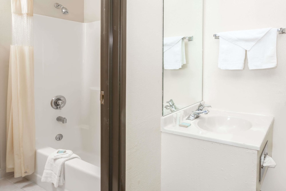 Travelodge By Wyndham Longmont 12/35