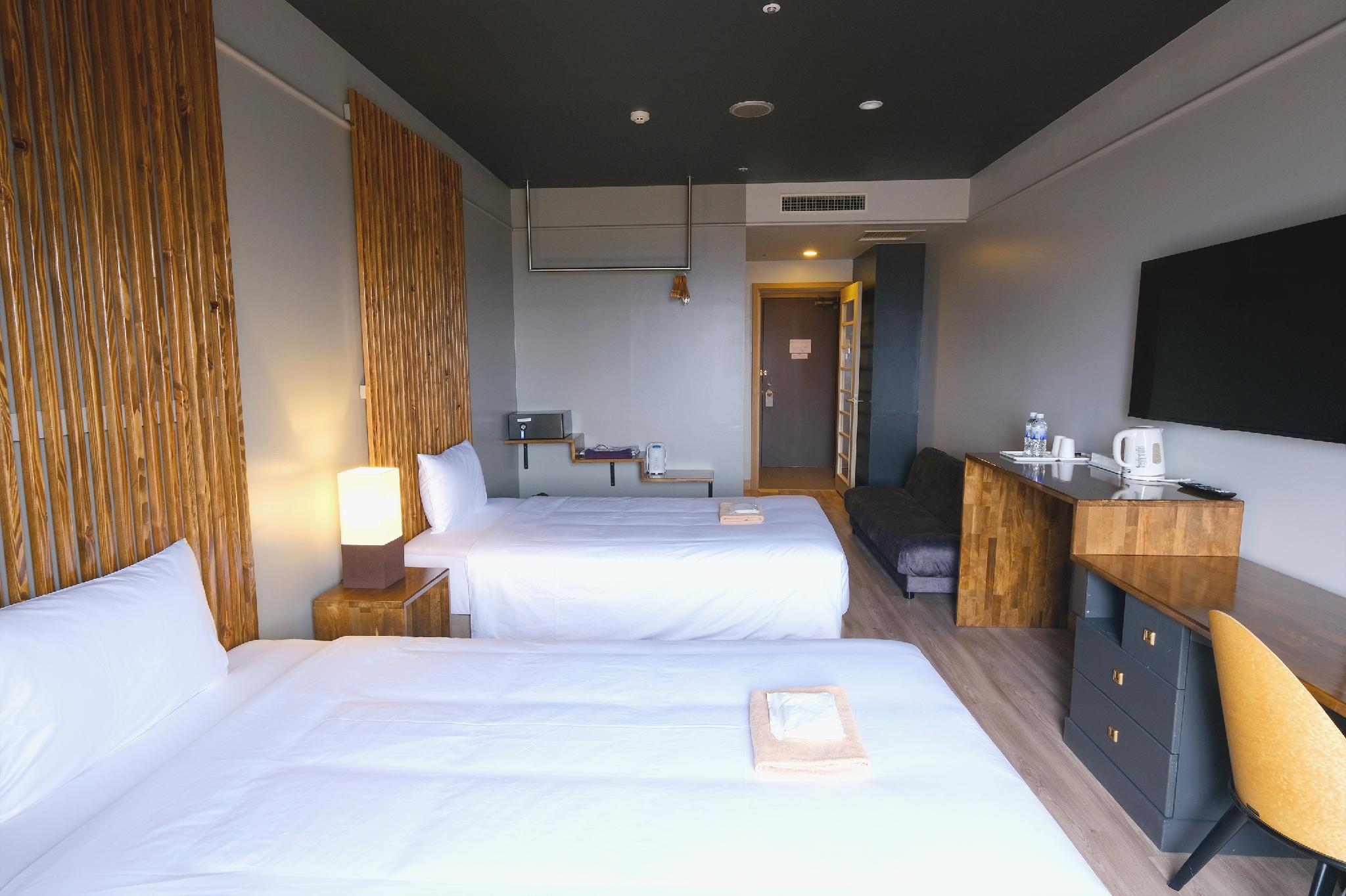 Standard, Twin Beds, Mountain View, Night View