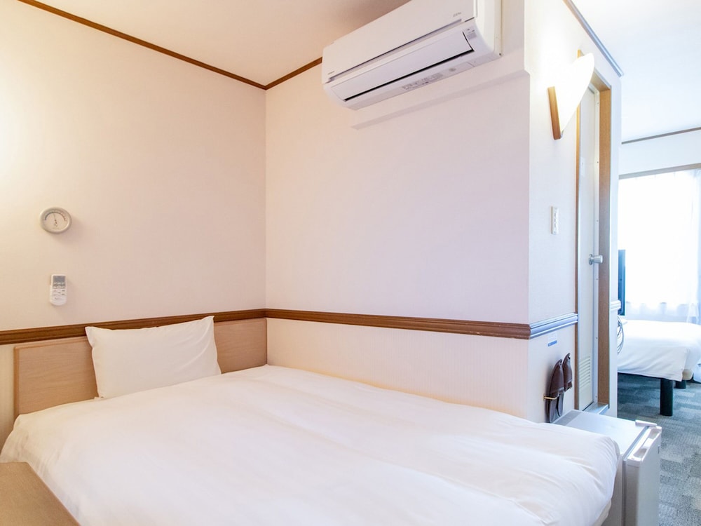 ROOM, TWIN BEDS