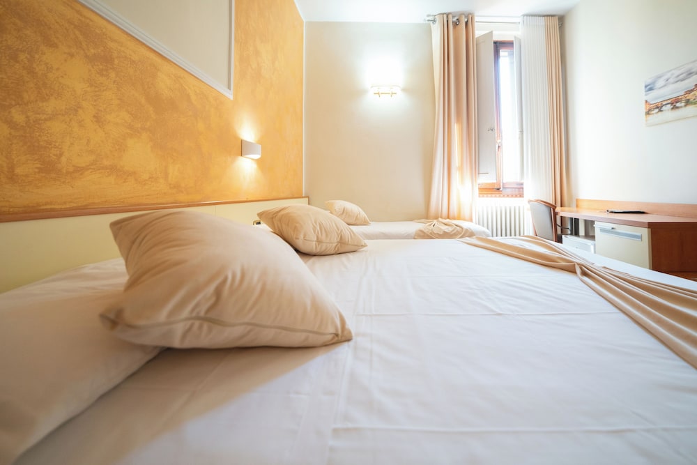 غرفة كلاسيكية ثلاثية بسرير مزدوج وسرير فردي