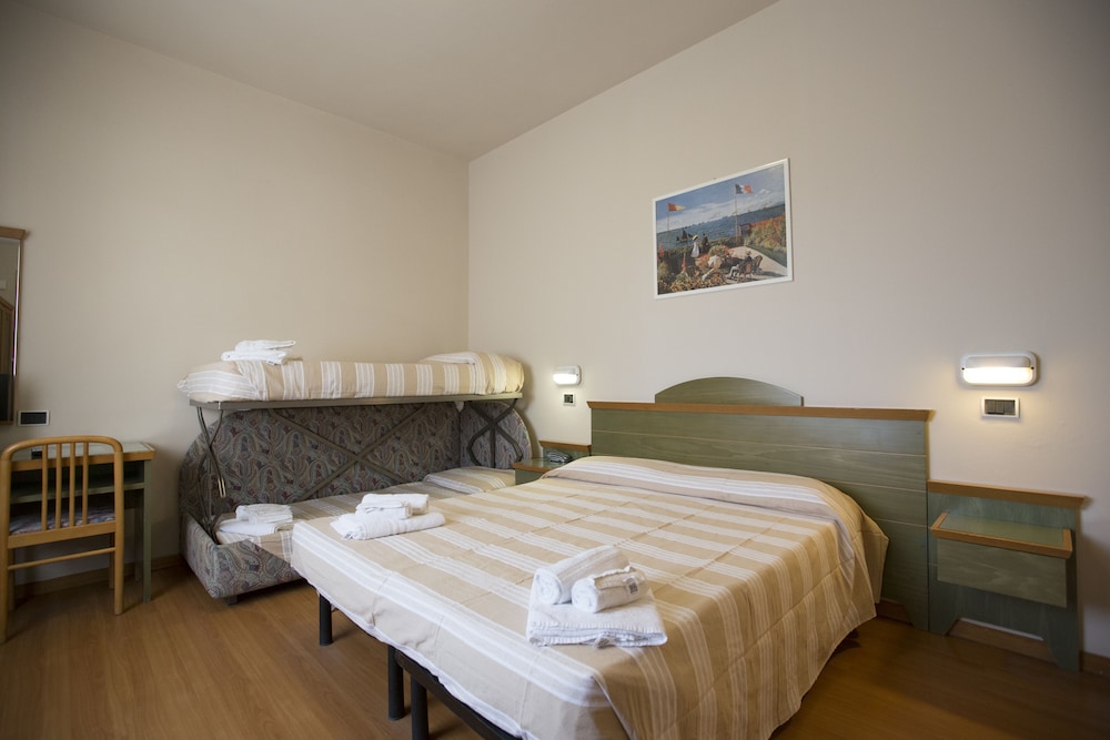 ROOM, QUADRUPLE